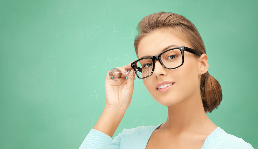 教育,学校,人视觉快乐的十几岁的学生女孩戴眼镜的妇女绿色学校粉笔板背景图片