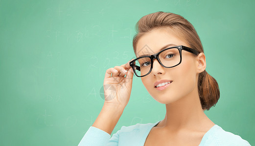 教育,学校,人视觉快乐的十几岁的学生女孩戴眼镜的妇女绿色学校粉笔板背景图片