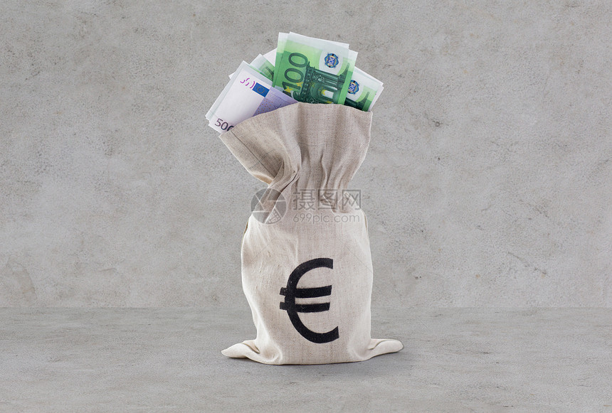 商业金融投资储蓄现金灰色混凝土背景下银行袋中欧元纸币图片