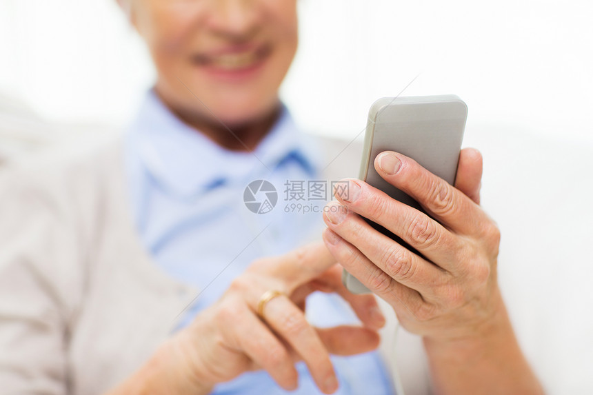 技术,沟通龄人的亲密的快乐老妇女与智能手机短信家图片