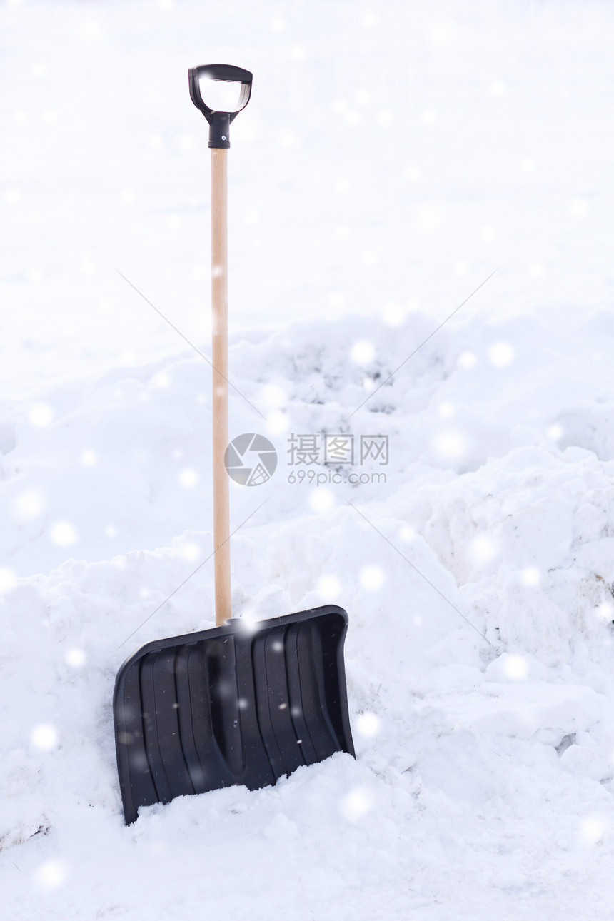 冬季设备黑色雪展与木制手柄雪堆黑色雪展,木柄雪堆里图片