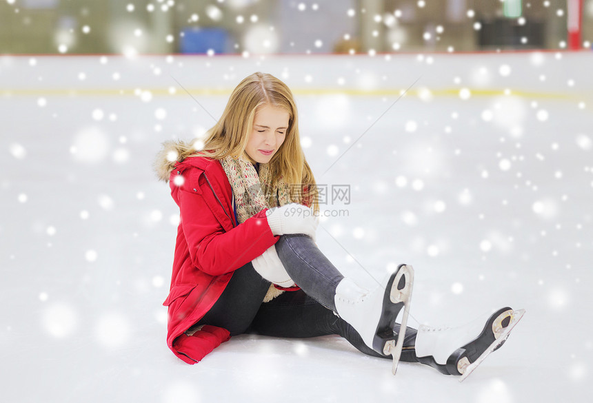 人,运动,创伤,疼痛休闲的轻的女人摔倒溜冰场上,抱着她的膝盖图片