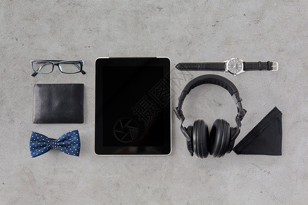 时髦的个人物品物品平板电脑,耳机,钱包,眼镜手表灰色混凝土背景图片