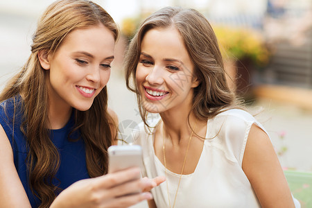 技术,生活方式,友谊人的快乐的轻妇女十几岁的女孩与智能手机户外咖啡馆图片
