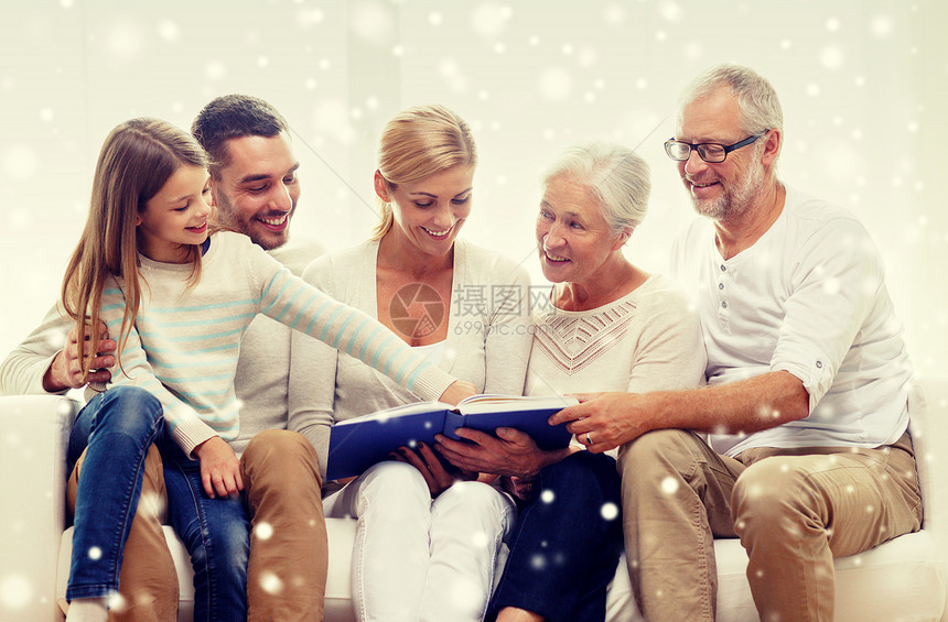 家庭,幸福,世代人的幸福的家庭与书相册坐沙发上家图片