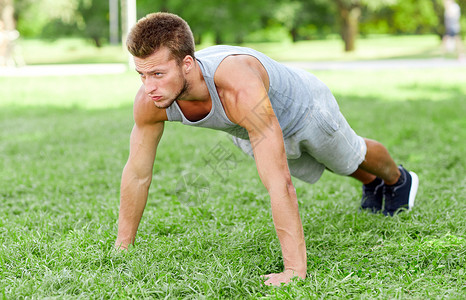 健身,运动,锻炼,训练生活方式的轻人夏季公园的草地上俯卧撑平板支撑图片