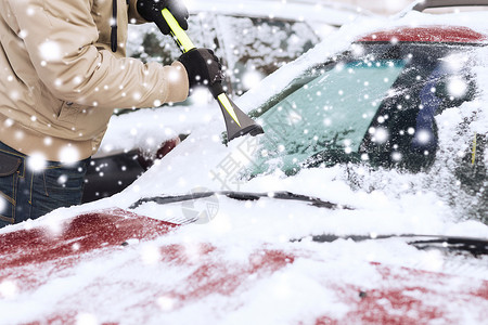 运输,冬天,天气,人车辆的特写的人清理雪汽车挡风璃用刷子背景图片