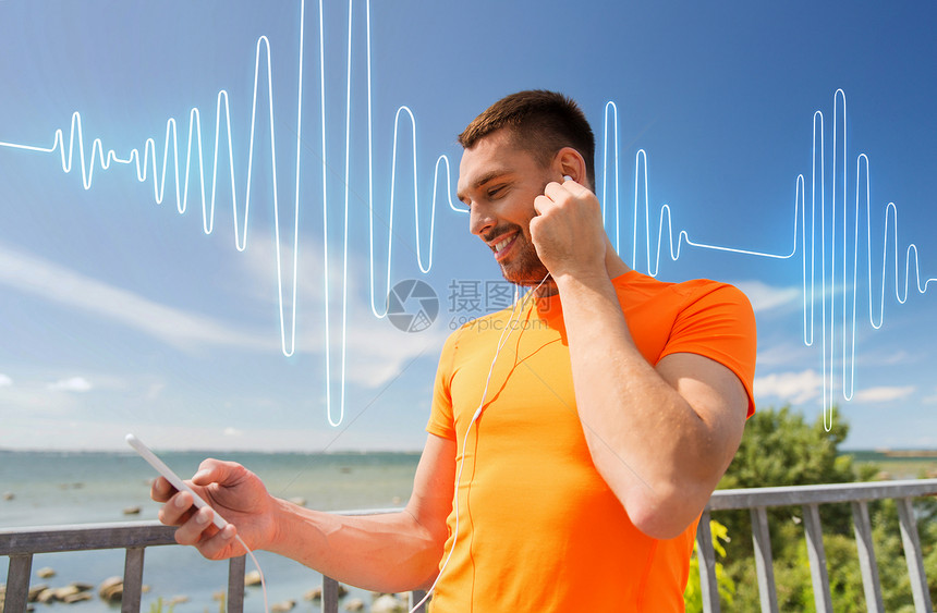 健身,运动,人,技术健康的生活方式微笑的轻人与智能手机耳机听音乐夏季海边声波信号图图片