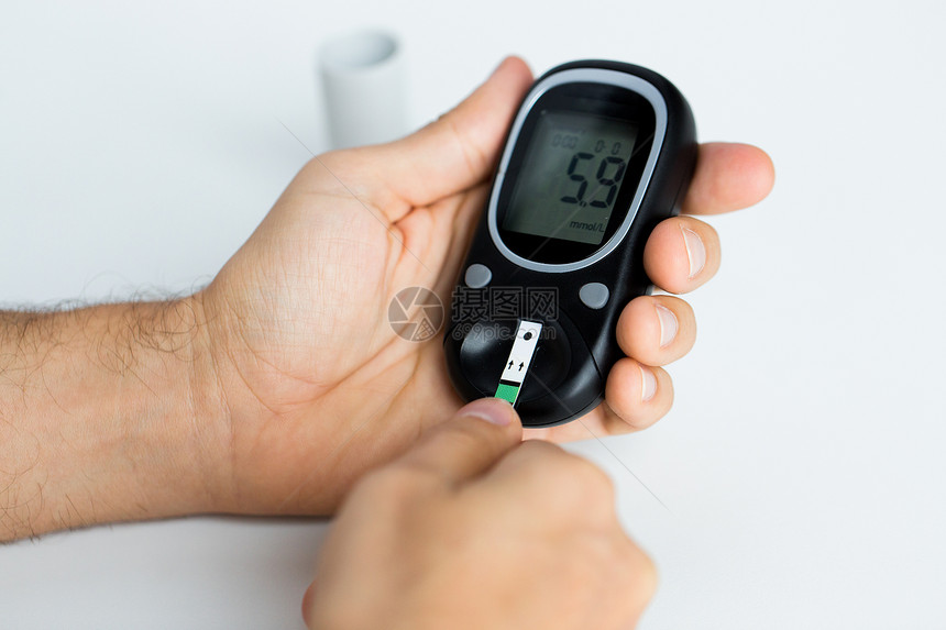 医学,糖尿病,血糖,保健人的密切的人检查血糖水平的血糖仪测试条纹家里图片
