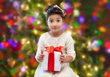 节日,礼物,诞节,童人的微笑的小女孩与礼品盒灯光背景图片