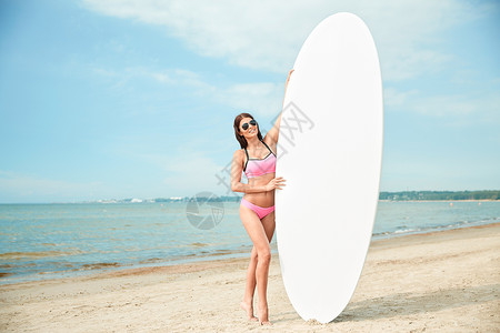 度假,冲浪,水上运动人们的轻的女人穿着泳衣,夏季海滩上冲浪板风帆冲浪板桨板背景图片