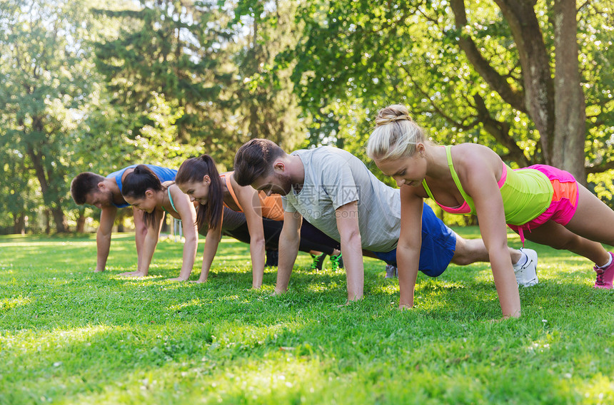 健身,运动,友谊健康的生活方式群十几岁的朋友运动员新兵训练营锻炼俯卧撑图片