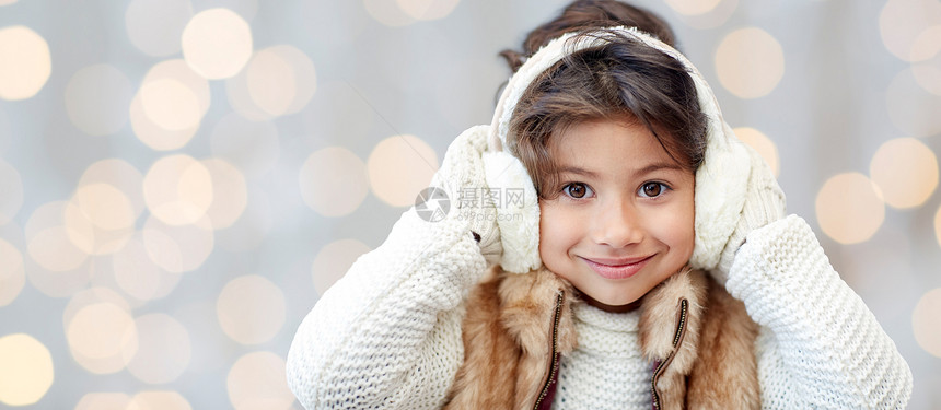 冬天,人们,诞快乐的快乐的小女孩戴着耳罩手套节日的灯光背景下图片