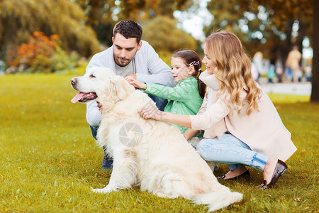 父亲与狗家庭,宠物,家畜,季节人的快乐的家庭与拉布拉多猎犬秋天公园散步背景