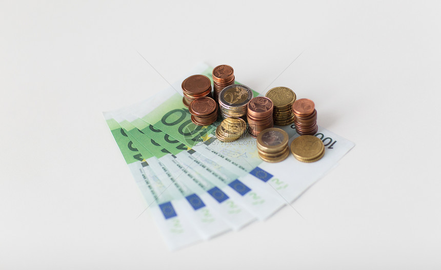 商业,金融,投资,储蓄现金欧元纸币硬币桌子上图片