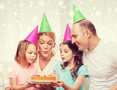 庆祝,家庭,假日人们的幸福的家庭与两个孩子家里戴着派帽图片