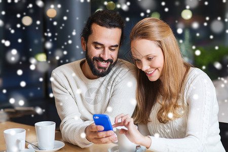 人,休闲,沟通,技术季节快乐的夫妇与智能手机喝茶咖啡冬季咖啡馆图片