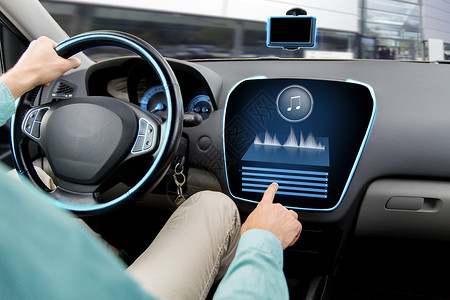 交通,现代技术,音乐人的人驾驶汽车与音频立体声系统计算机上背景图片