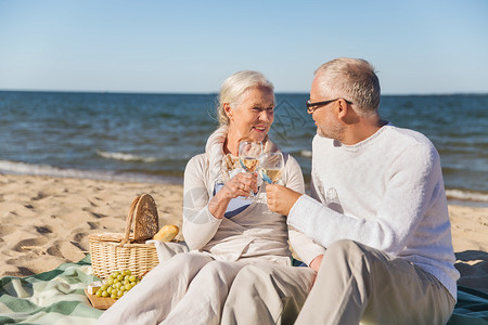 家庭,龄,旅游,旅游人的快乐的老夫妇夏天的海滩野餐交谈图片