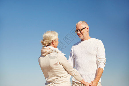 家庭,龄人的快乐的老夫妇牵手户外交谈图片