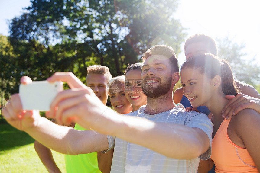 健身,运动,友谊,技术健康的生活方式群快乐的十几岁的朋友户外用智能手机自拍图片