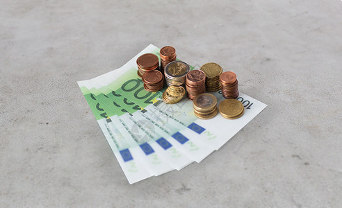 商业金融投资储蓄现金灰色混凝土桌子上欧元纸币硬币高清图片