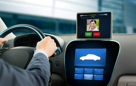 交通,现代技术,通信人的男子驾驶汽车接收来自妇女的来电平板电脑电脑图片