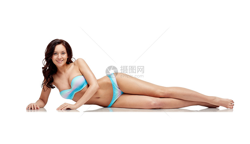 人,时尚,泳装,夏天海滩的快乐的轻女人躺比基尼泳衣图片