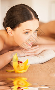 水疗沙龙快乐放松女人的照片水疗中心的女人图片