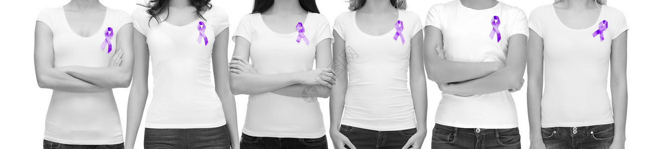 慈善,人,保健社会问题的单色特写的妇女紫色意识丝带她的胸部图片
