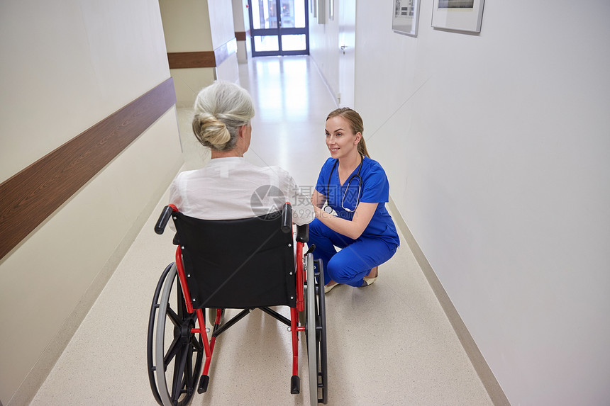 医学,龄,支持,保健人的快乐护士与轮椅上的老妇女病人医院走廊交谈图片