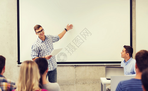 教育,高中,技术人的学生站遥控器,笔记本电脑老师同学前的教室图片