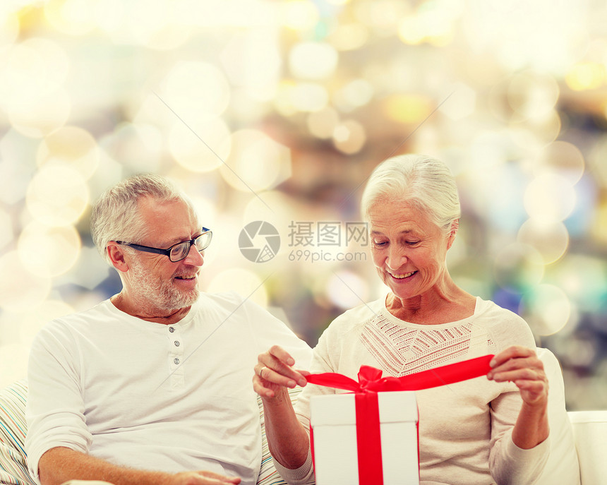 家庭,假日,诞节,龄人的幸福的老夫妇与礼品盒灯光背景图片