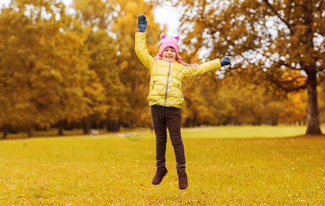 秋天,童,幸福人的快乐的小女孩举手跳跃,户外玩得开心图片