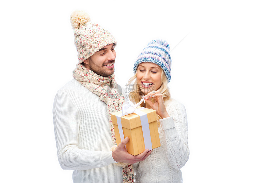 冬天,假期,夫妇,诞节人们的微笑的男人女人戴着帽子围巾,带着礼品盒图片