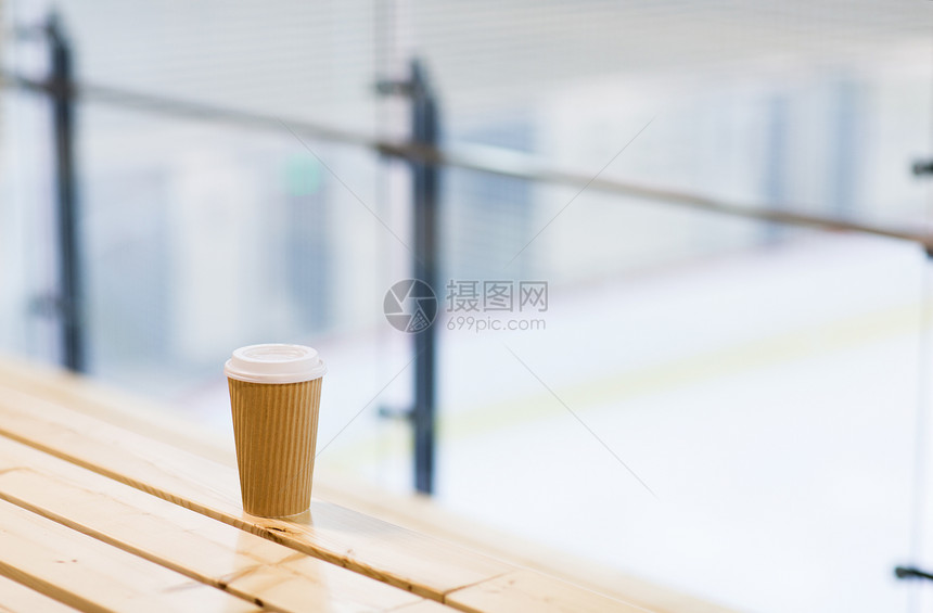 热饮,冬季休闲溜冰场的木凳上咖啡杯图片