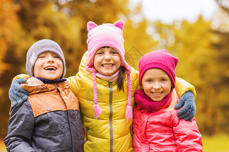 童,休闲,友谊人的群快乐的孩子秋天的公园拥抱高清图片