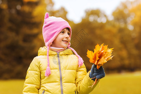 秋天,童,幸福人的快乐美丽的小女孩与枫叶户外图片