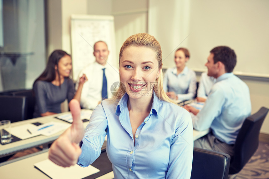 商业,人,手势队合作的微笑的女商人办公室的群商人会议上竖大拇指图片