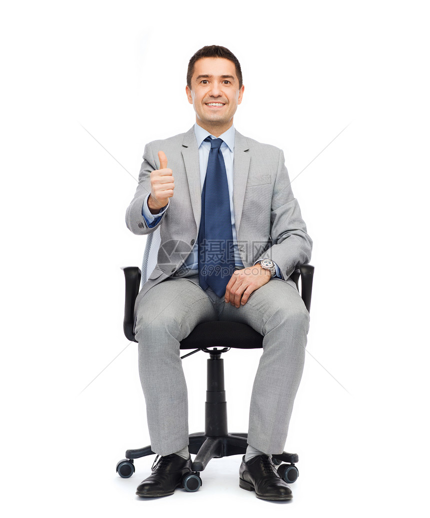 商业,人,手势办公室穿着西装的快乐商人坐办公椅上,竖大拇指图片
