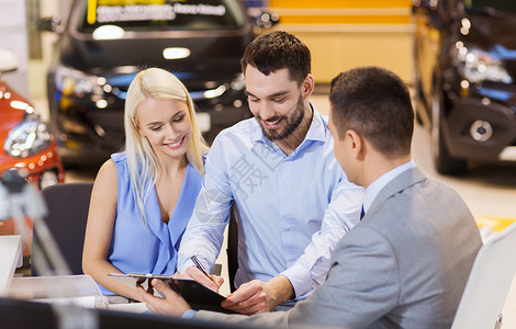 汽车业务,销售人的快乐夫妇与经销商购买汽车车展沙龙图片