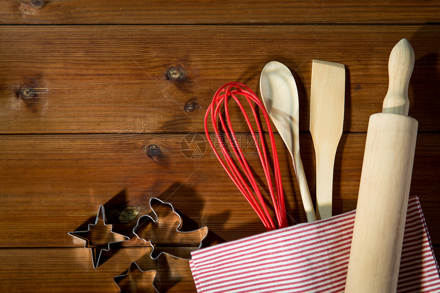 烘焙,烹饪,诞节家庭厨房的厨房用具,以烘焙姜饼木板上顶部图片