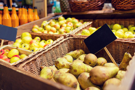 销售,购物,素食生态食品水果篮子与名牌生物市场图片