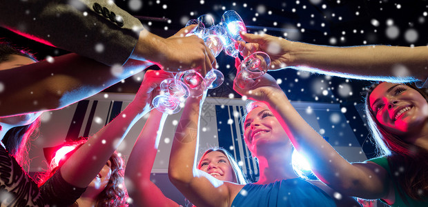 新派,假期,庆祝,夜生活人们的微笑的朋友带着杯含酒精的香槟俱乐部雪的效果背景图片