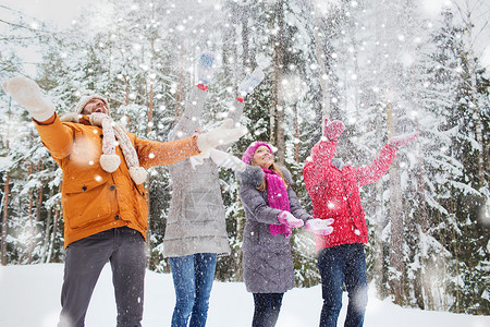 爱,关系,季节,友谊人的群微笑的男人女人冬天的森林里玩雪图片