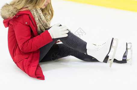 人,运动,创伤,疼痛休闲的近距离的轻妇女摔倒溜冰场上,膝盖受伤抓住她的腿图片