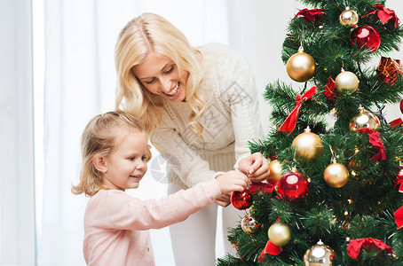 家庭,诞节,寒假人们的快乐的母亲小女儿家里装饰诞树图片