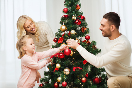 家庭,诞节,寒假人们的快乐的母亲,父亲小女儿家里装饰诞树图片