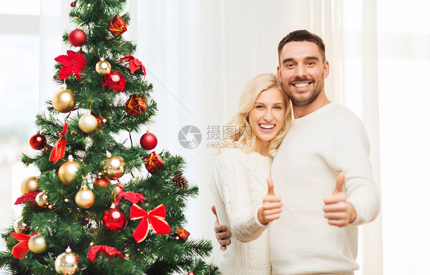 家庭,诞节,寒假人们的幸福的夫妇家里诞树竖大拇指图片