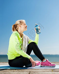运动生活方式妇女户外运动后饮水女人户外运动后喝水图片